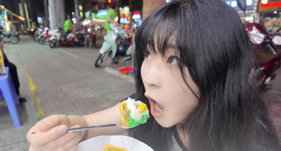 Khách Trung Quốc thích mê 1 món vỉa hè tại TP HCM, thốt lên: "Sống ở Việt Nam sung sướng quá"- Ảnh 3. Khách Trung Quốc thích mê 1 món vỉa hè tại TP HCM, thốt lên: "Sống ở Việt Nam sung sướng quá"- Ảnh 3.