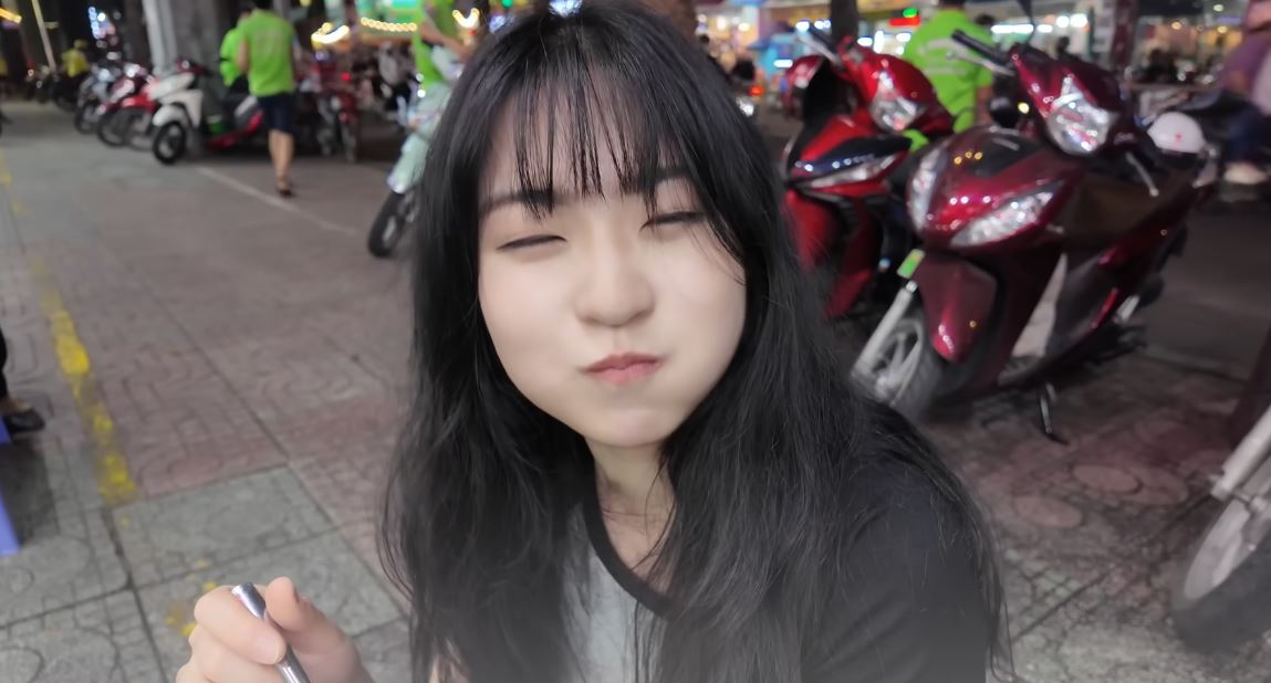 Khách Trung Quốc thích mê 1 món vỉa hè tại TP HCM, thốt lên: "Sống ở Việt Nam sung sướng quá"- Ảnh 5. Khách Trung Quốc thích mê 1 món vỉa hè tại TP HCM, thốt lên: "Sống ở Việt Nam sung sướng quá"- Ảnh 5.