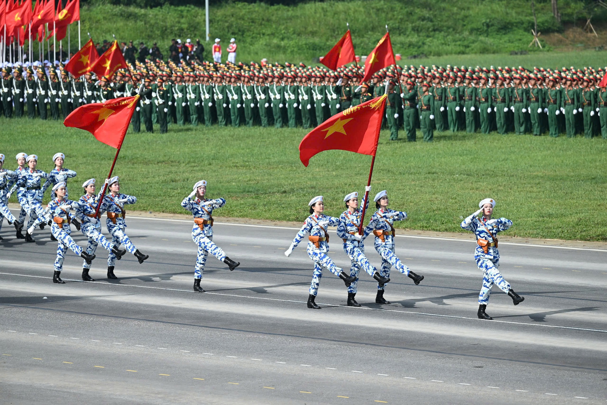 9 khối nữ chiến sĩ Công an, Quân đội tổng hợp luyện cho ngày 2/9: Vượt nắng hè, rèn ý chí, vững bước chân- Ảnh 4. 9 khối nữ chiến sĩ Công an, Quân đội tổng hợp luyện cho ngày 2/9: Vượt nắng hè, rèn ý chí, vững bước chân- Ảnh 4.