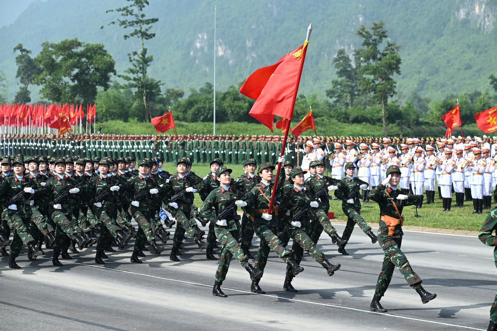 9 khối nữ chiến sĩ Công an, Quân đội tổng hợp luyện cho ngày 2/9: Vượt nắng hè, rèn ý chí, vững bước chân- Ảnh 1. 9 khối nữ chiến sĩ Công an, Quân đội tổng hợp luyện cho ngày 2/9: Vượt nắng hè, rèn ý chí, vững bước chân- Ảnh 1.
