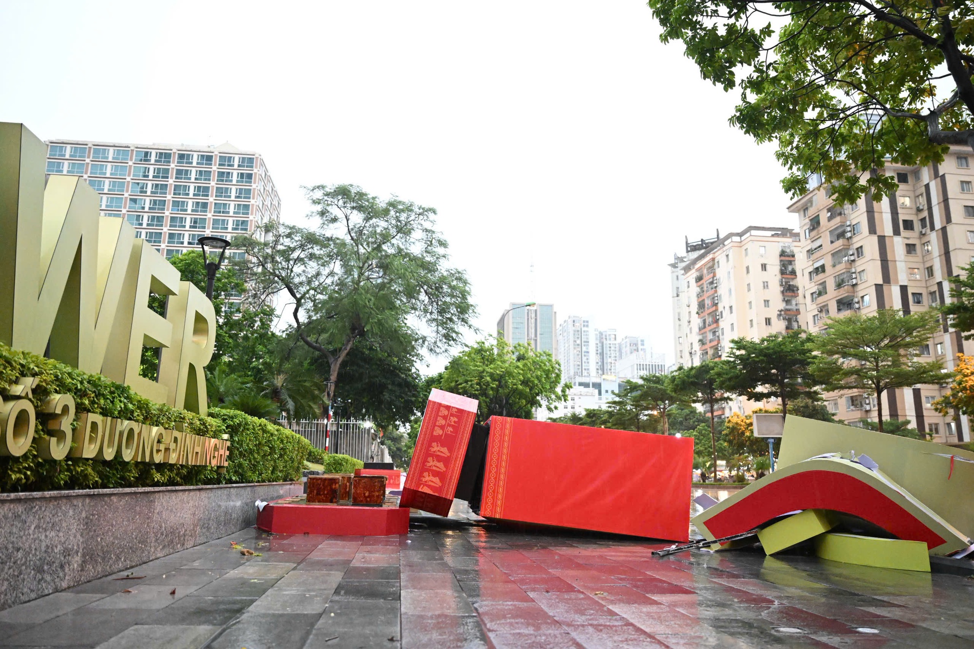Chùm ảnh: Đường phố Hà Nội tan hoang sau cơn giông kinh hoàng, cây xanh bật gốc và gãy đổ hàng loạt- Ảnh 13.