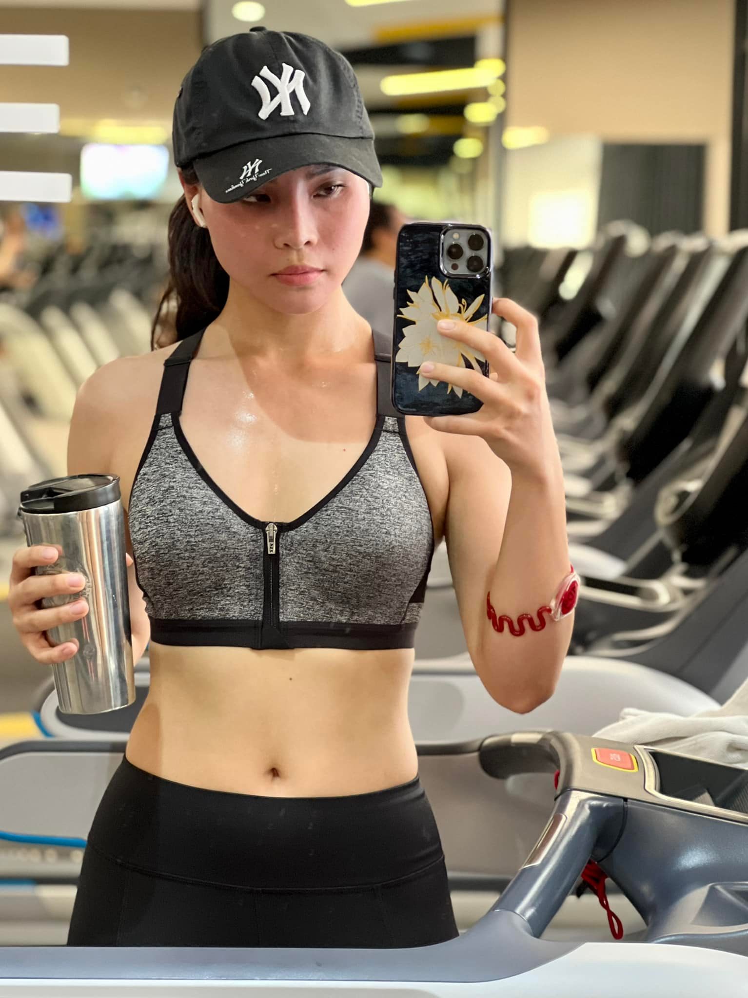 Vợ biên tập viên VTV của HLV Vũ Hồng Việt đẹp từ lễ đường tới phòng gym, gây sốt với body săn chắc nét căng- Ảnh 4.