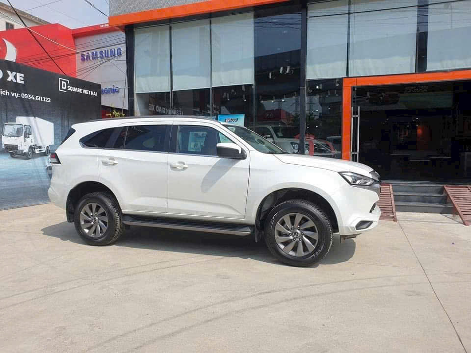 Isuzu mu-X giảm giá sốc xuống còn 875 triệu đồng, rẻ ngang SUV hạng C, hợp với người dùng không 'kén mã'- Ảnh 1.