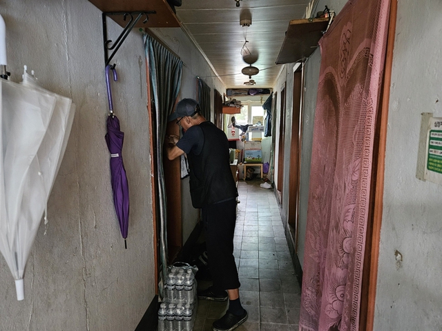 Bên trong khu ổ chuột tựa “lò thiêu” giữa lòng Seoul: "Có thể chết vì nắng nóng cũng không phải chuyện lạ"- Ảnh 4.