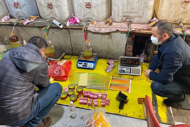 Trung Quốc: Đột kích căn nhà ở ngoại ô, thu giữ hàng trăm lít dầu ăn giả, số tiền lên đến 25 tỷ đồng- Ảnh 4.