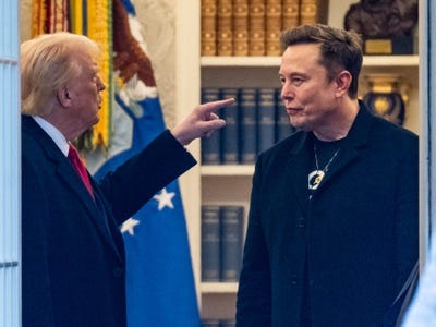 Cổ phiếu Tesla 'cắm đầu' khi ông Donald Trump cà khịa Elon Musk 'nhận nhiều trợ cấp từ chính phủ nhất trong lịch sử, nếu không đã phá sản và về quê'- Ảnh 1.