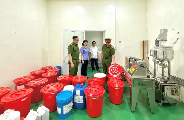 Khởi tố, bắt tạm giam giám đốc doanh nghiệp sản xuất mỹ phẩm giả- Ảnh 1.