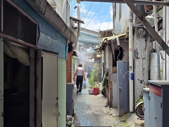 Bên trong khu ổ chuột tựa “lò thiêu” giữa lòng Seoul: "Có thể chết vì nắng nóng cũng không phải chuyện lạ"- Ảnh 2.