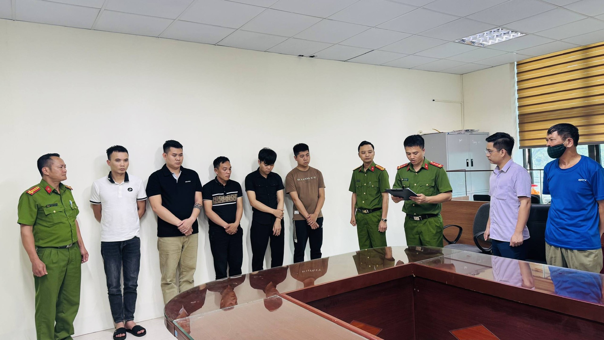 Khởi tố 5 đối tượng chiếm đoạt tài sản của một ngân hàng và một công ty tài chính- Ảnh 1.