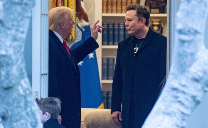 Tổng thống Donald Trump đưa cảnh báo trục xuất tỷ phú Elon Musk: Chuyện gì đang xảy ra?- Ảnh 2.