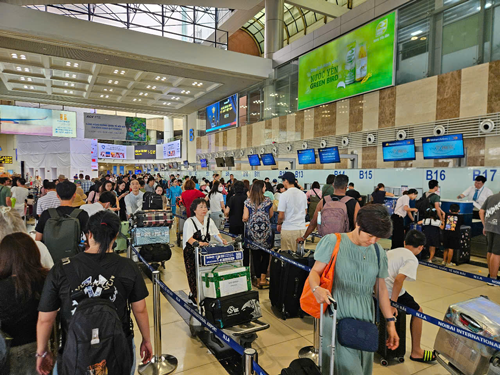 Bất ngờ giá vé máy bay- Ảnh 1.