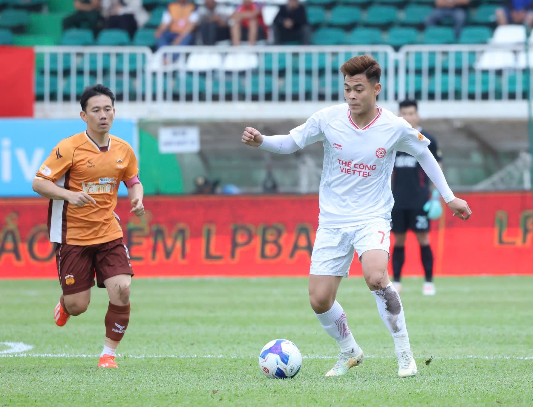 "Drama" tại V.League: Tuyển thủ Việt Nam tố bị chèn ép, CLB đưa ra lời phản pháo bất ngờ- Ảnh 2.