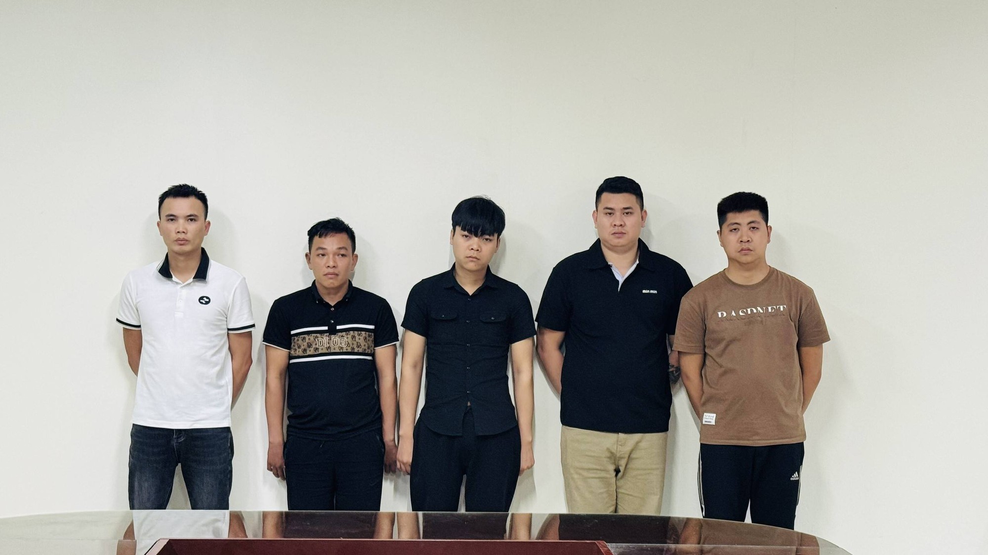 Khởi tố 5 đối tượng chiếm đoạt tài sản của một ngân hàng và một công ty tài chính- Ảnh 2.