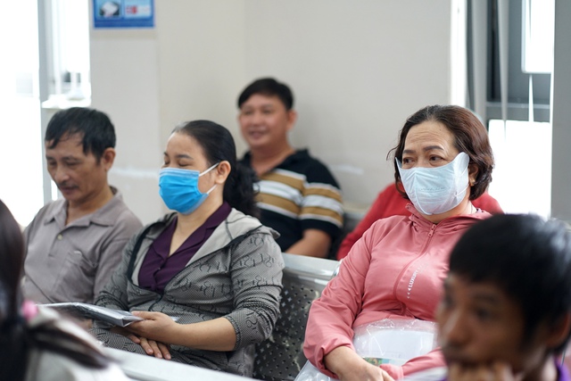 Ngày thứ 2 vận hành chính quyền 2 cấp tại xã đông dân nhất TP.HCM: Bốc số hơn 5.000, hoàn thành thủ tục chỉ 30 phút, người dân bất ngờ- Ảnh 3.