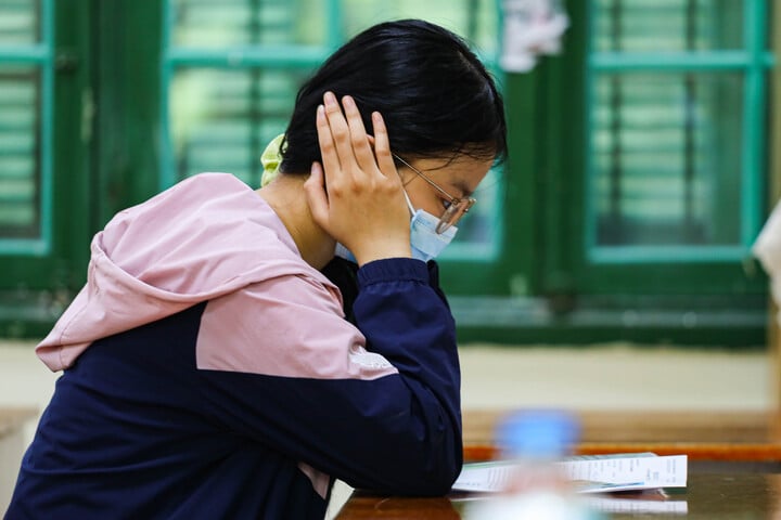 Sau cú sốc đề Toán, tiếng Anh khó, nhiều sĩ tử bất an lo trượt đại học- Ảnh 1.