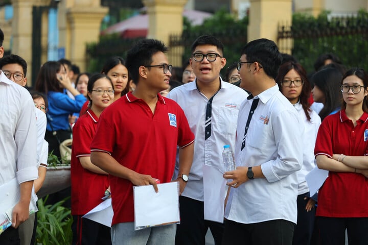 Sau cú sốc đề Toán, tiếng Anh khó, nhiều sĩ tử bất an lo trượt đại học- Ảnh 2.
