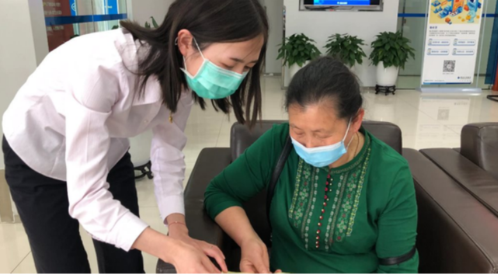 Người phụ nữ chi hơn 219 triệu đồng mua bảo hiểm, 6 năm sau cần tiền đi rút thì bị nhân viên từ chối: “Yêu cầu này không có trong hợp đồng”- Ảnh 1.