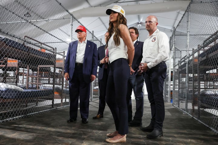 'Nhà tù Cá sấu Alcatraz' chuyên giam giữ người nhập cư ở Mỹ có gì đáng sợ?- Ảnh 1.