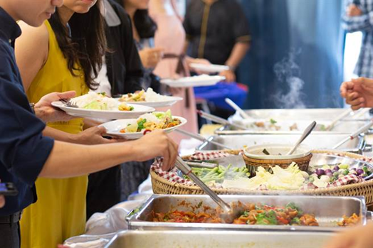 Ăn buffet 360.000 đồng/người, 2 người phụ nữ nhập viện,yêu cầu bồi thường 7 triệu đồng, cơ quan quản lý khẳng định: Không cần, lỗi ở khách- Ảnh 1.