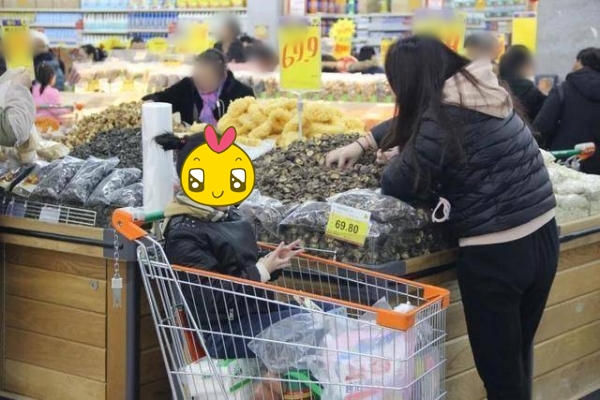 Đứa trẻ 5 tuổi bị nhân viên siêu thị tố cáo ăn trộm, hàng trăm ánh mắt nhìn vào: Bà mẹ có pha xử lý xứng đáng vào SGK- Ảnh 1. Đứa trẻ 5 tuổi bị nhân viên siêu thị tố cáo ăn trộm, hàng trăm ánh mắt nhìn vào: Bà mẹ có pha xử lý xứng đáng vào SGK- Ảnh 1.
