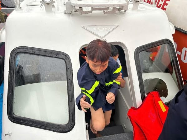 Lời kể của những người sống sót sau vụ lật tàu ở vịnh Hạ Long- Ảnh 2.