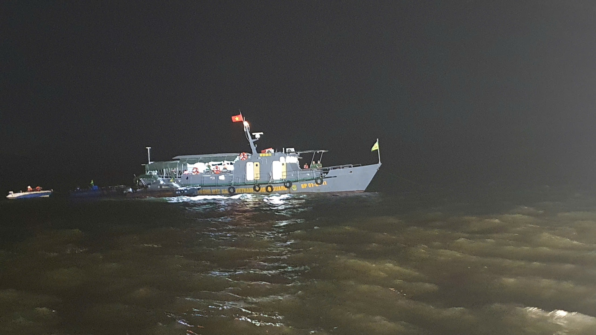CẬP NHẬT: Còn 5 người mất tích trong vụ đắm tàu trên Vịnh Hạ Long- Ảnh 5.