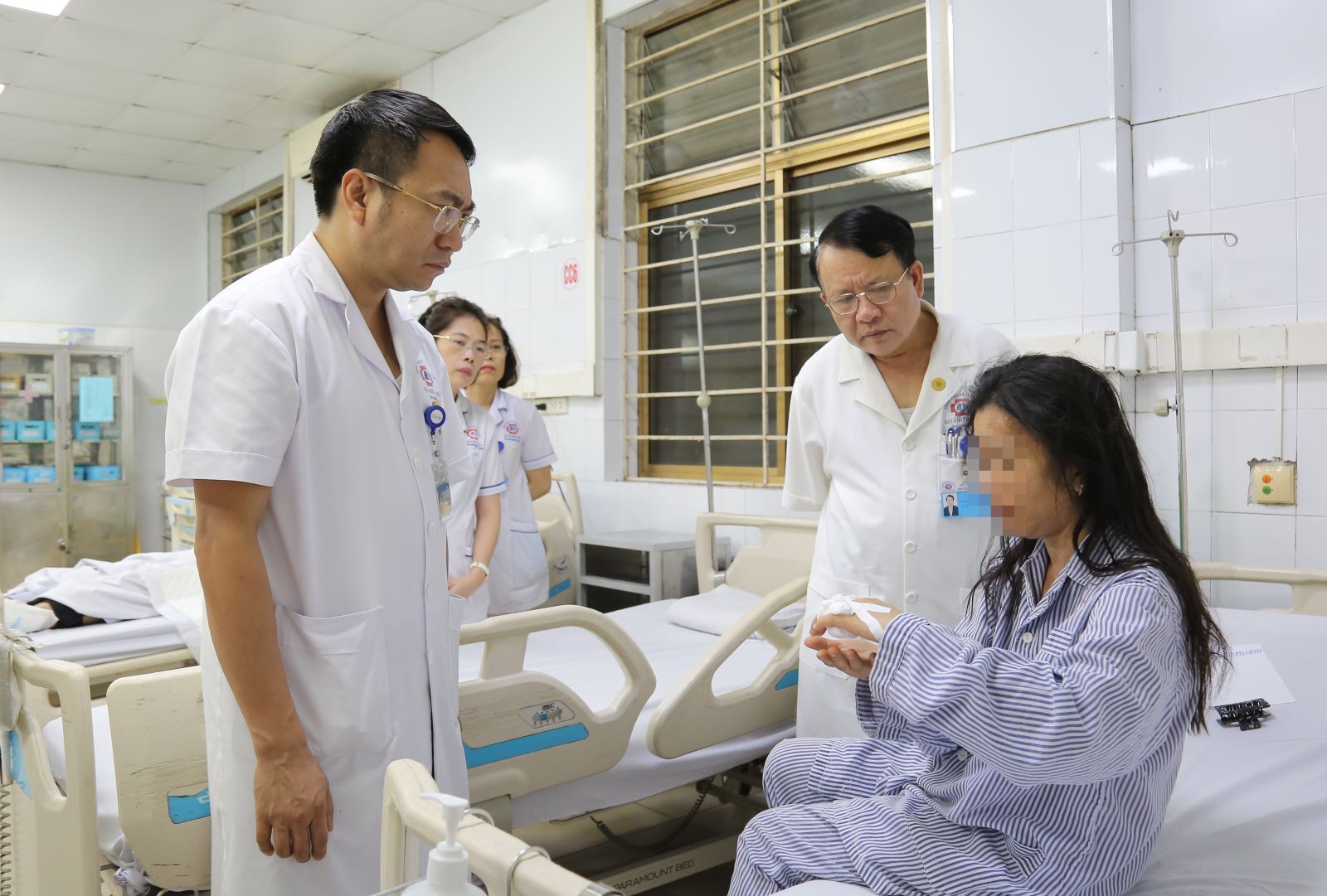 Bệnh viện Đa khoa Quảng Ninh bật báo động đỏ, huy động 150 y bác sĩ cấp cứu các nạn nhân trong thảm họa lật tàu- Ảnh 2. Bệnh viện Đa khoa Quảng Ninh bật báo động đỏ, huy động 150 y bác sĩ cấp cứu các nạn nhân trong thảm họa lật tàu- Ảnh 2.