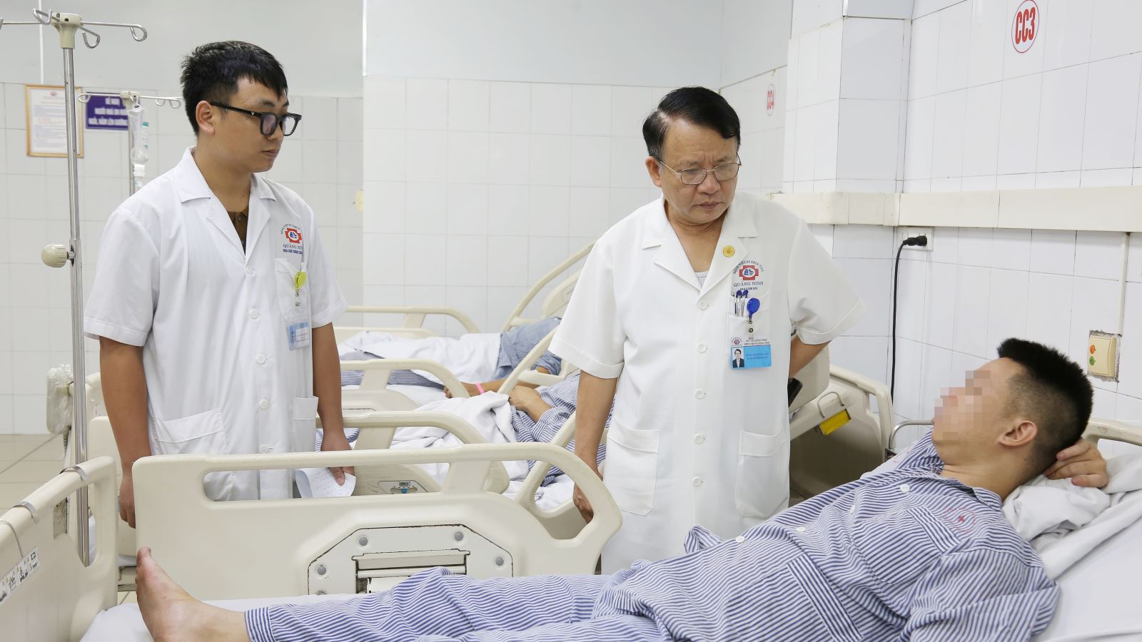 Bệnh viện Đa khoa Quảng Ninh bật báo động đỏ, huy động 150 y bác sĩ cấp cứu các nạn nhân trong thảm họa lật tàu- Ảnh 1. Bệnh viện Đa khoa Quảng Ninh bật báo động đỏ, huy động 150 y bác sĩ cấp cứu các nạn nhân trong thảm họa lật tàu- Ảnh 1.