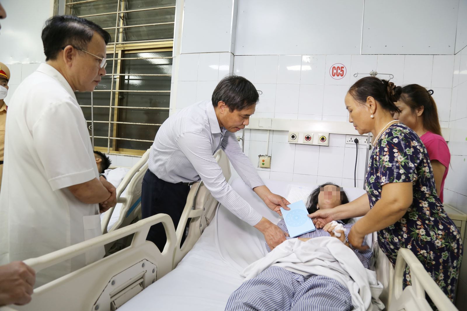 Bệnh viện Đa khoa Quảng Ninh bật báo động đỏ, huy động 150 y bác sĩ cấp cứu các nạn nhân trong thảm họa lật tàu- Ảnh 4. Bệnh viện Đa khoa Quảng Ninh bật báo động đỏ, huy động 150 y bác sĩ cấp cứu các nạn nhân trong thảm họa lật tàu- Ảnh 4.