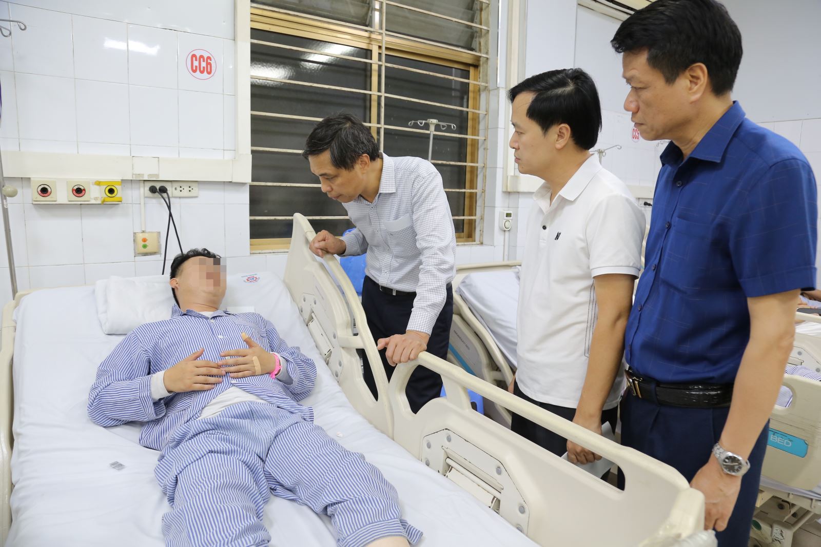 Bệnh viện Đa khoa Quảng Ninh bật báo động đỏ, huy động 150 y bác sĩ cấp cứu các nạn nhân trong thảm họa lật tàu- Ảnh 3. Bệnh viện Đa khoa Quảng Ninh bật báo động đỏ, huy động 150 y bác sĩ cấp cứu các nạn nhân trong thảm họa lật tàu- Ảnh 3.