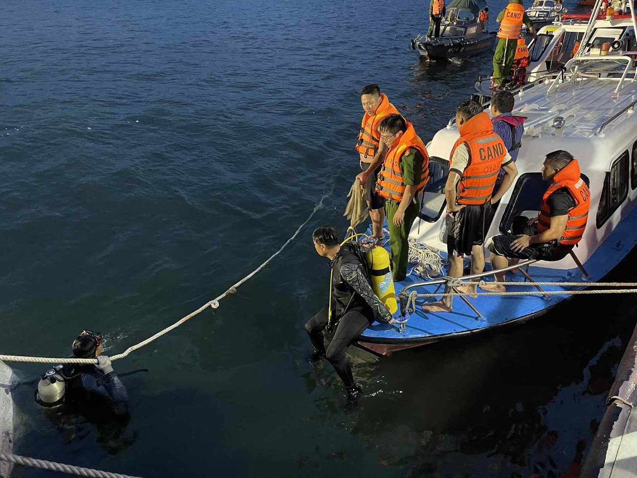 Vụ lật tàu ở Hạ Long: Thợ lặn đau lòng kể 3 giờ lục tìm từng khoang tàu, chỉ lo thi thể bị trôi dạt đi xa- Ảnh 2.
