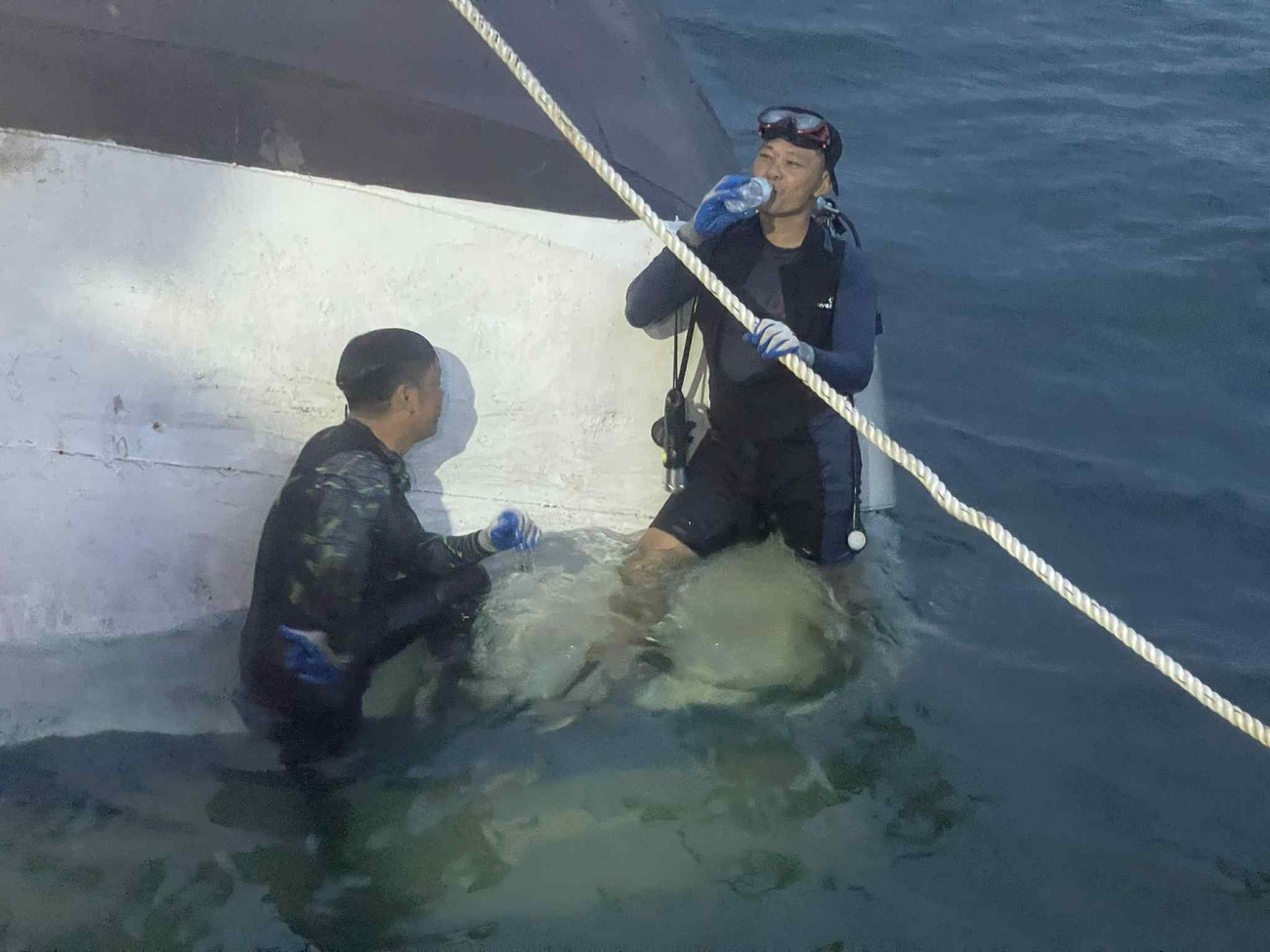Vụ lật tàu ở Hạ Long: Thợ lặn đau lòng kể 3 giờ lục tìm từng khoang tàu, chỉ lo thi thể bị trôi dạt đi xa- Ảnh 1.