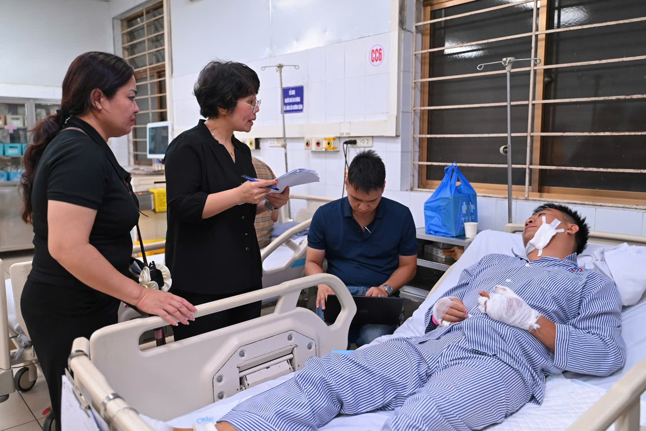 Khoảnh khắc sinh tử trên con tàu bị lật: Bốn người ôm chiếc ghế gỗ nhưng một người kiệt sức đã buông tay- Ảnh 2. Khoảnh khắc sinh tử trên con tàu bị lật: Bốn người ôm chiếc ghế gỗ nhưng một người kiệt sức đã buông tay- Ảnh 2.