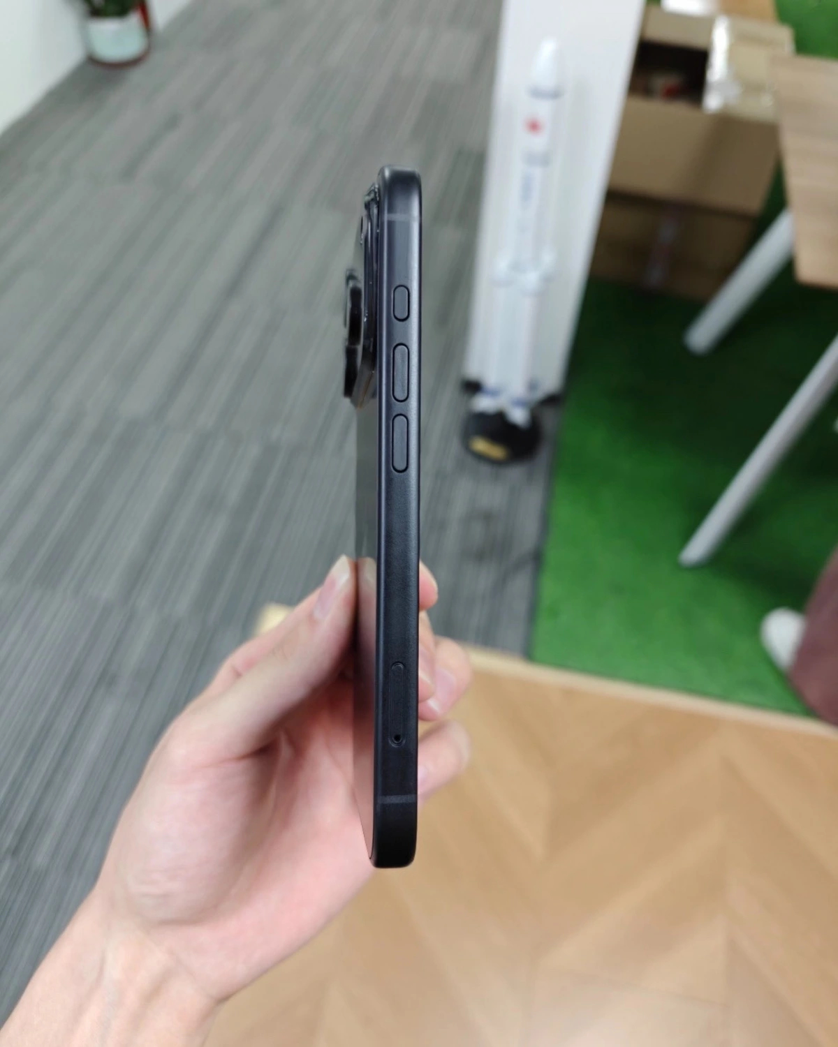 iPhone 17 Pro lộ diện hình ảnh thật nhất từ trước đến nay- Ảnh 2. iPhone 17 Pro lộ diện hình ảnh thật nhất từ trước đến nay- Ảnh 2.