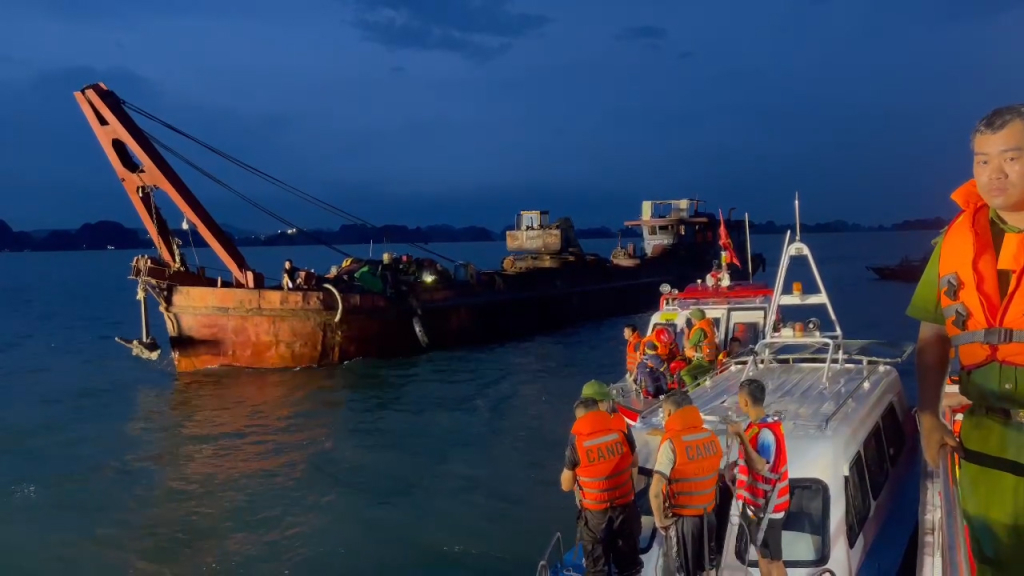 Vụ lật tàu ở Hạ Long: Thợ lặn đau lòng kể 3 giờ lục tìm từng khoang tàu, chỉ lo thi thể bị trôi dạt đi xa- Ảnh 3.