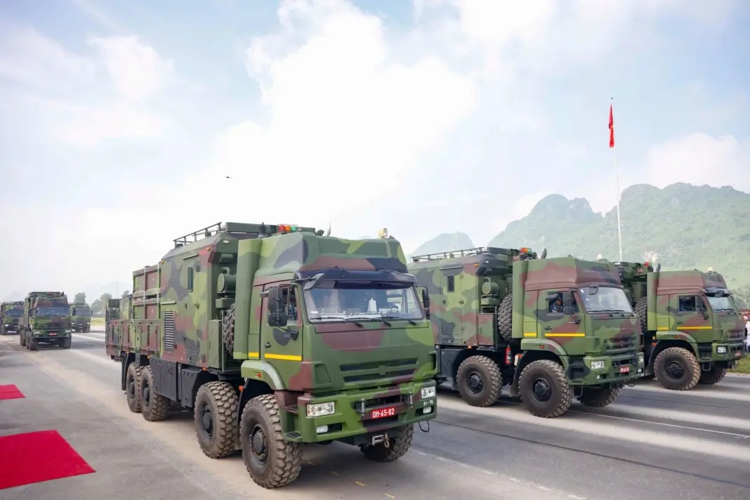 Báo Bỉ: Vũ khí "Made in Vietnam" thành tâm điểm giữa đội hình diễu binh hoành tráng của 15.000 quân nhân- Ảnh 1. Báo Bỉ: Vũ khí "Made in Vietnam" thành tâm điểm giữa đội hình diễu binh hoành tráng của 15.000 quân nhân- Ảnh 1.