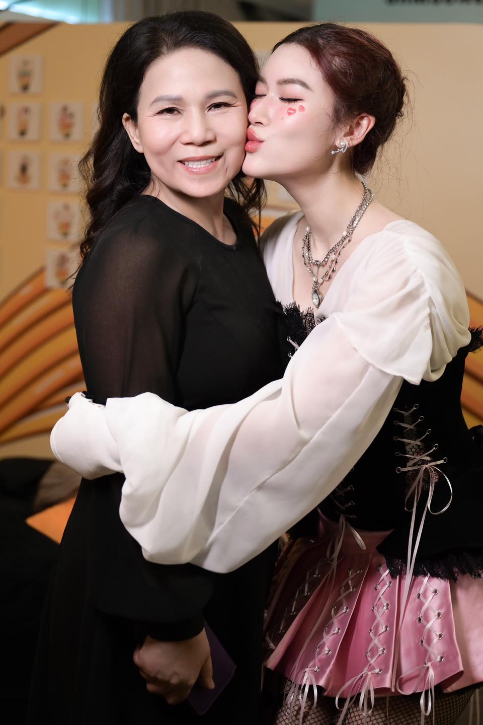 Người đẹp Vbiz là nữ thừa kế “gia tộc nghìn tỷ”: Từng được nuôi như công chúa, nay lăn xả bẻ măng, trồng tỏi giữa trời nắng- Ảnh 1.