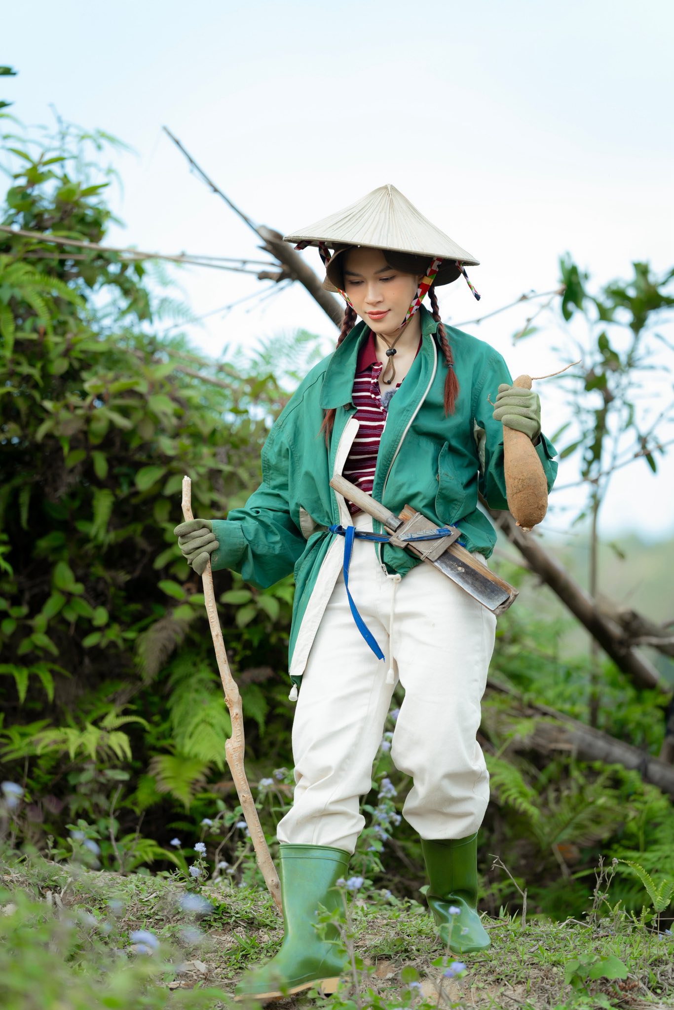 Người đẹp Vbiz là nữ thừa kế “gia tộc nghìn tỷ”: Từng được nuôi như công chúa, nay lăn xả bẻ măng, trồng tỏi giữa trời nắng- Ảnh 6.