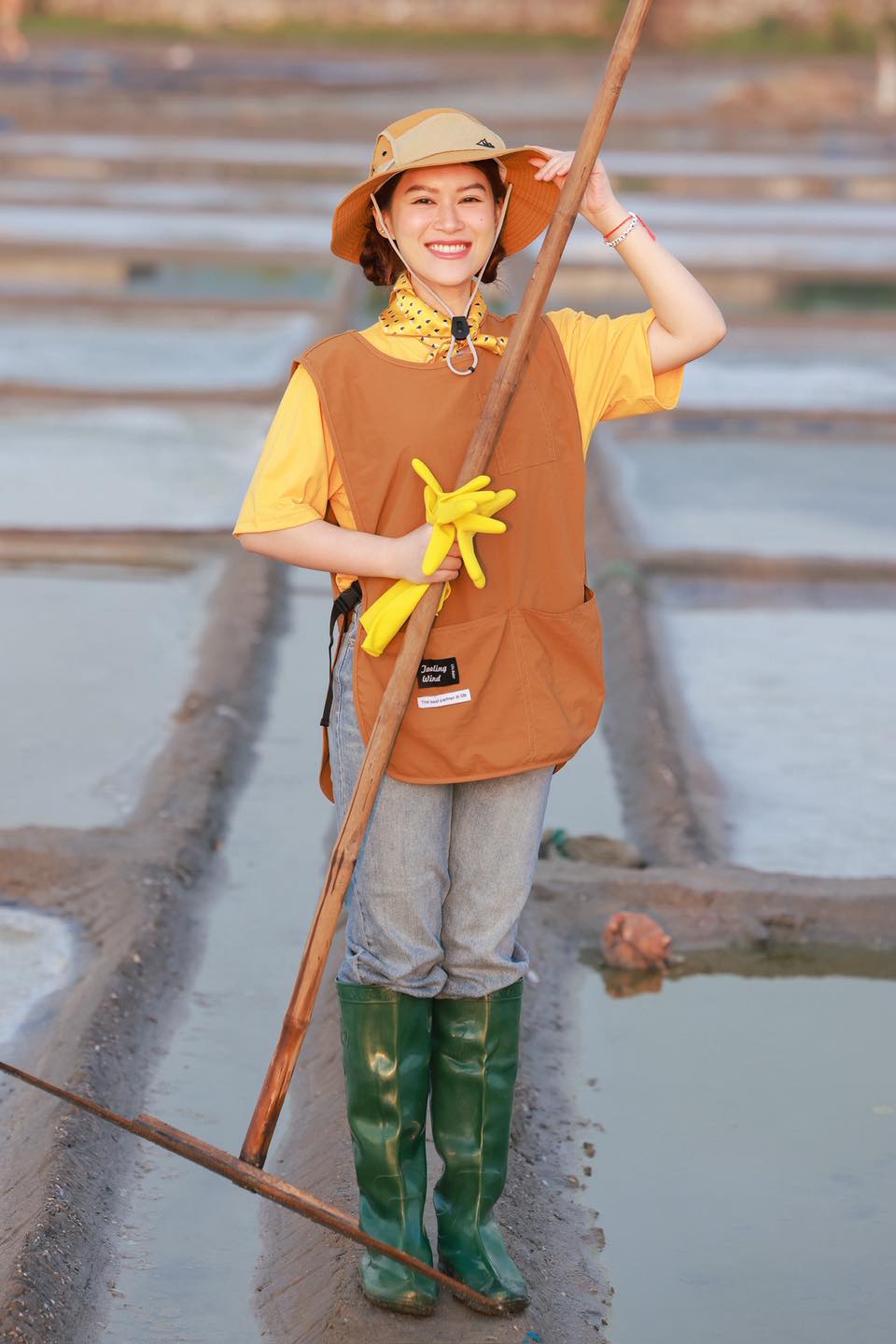 Người đẹp Vbiz là nữ thừa kế “gia tộc nghìn tỷ”: Từng được nuôi như công chúa, nay lăn xả bẻ măng, trồng tỏi giữa trời nắng- Ảnh 5.