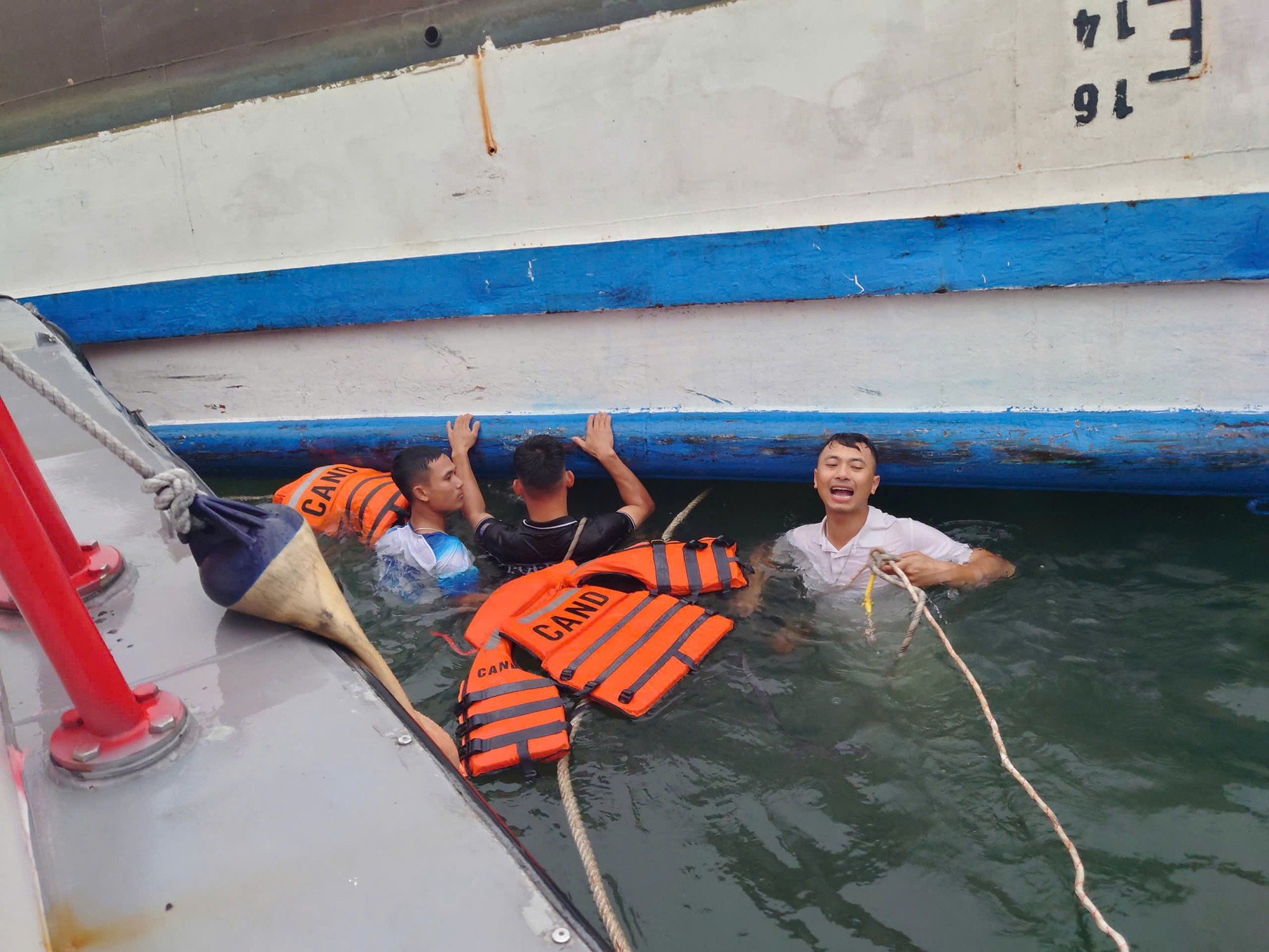 Vụ lật tàu ở Hạ Long: Thợ lặn đau lòng kể 3 giờ lục tìm từng khoang tàu, chỉ lo thi thể bị trôi dạt đi xa- Ảnh 6.