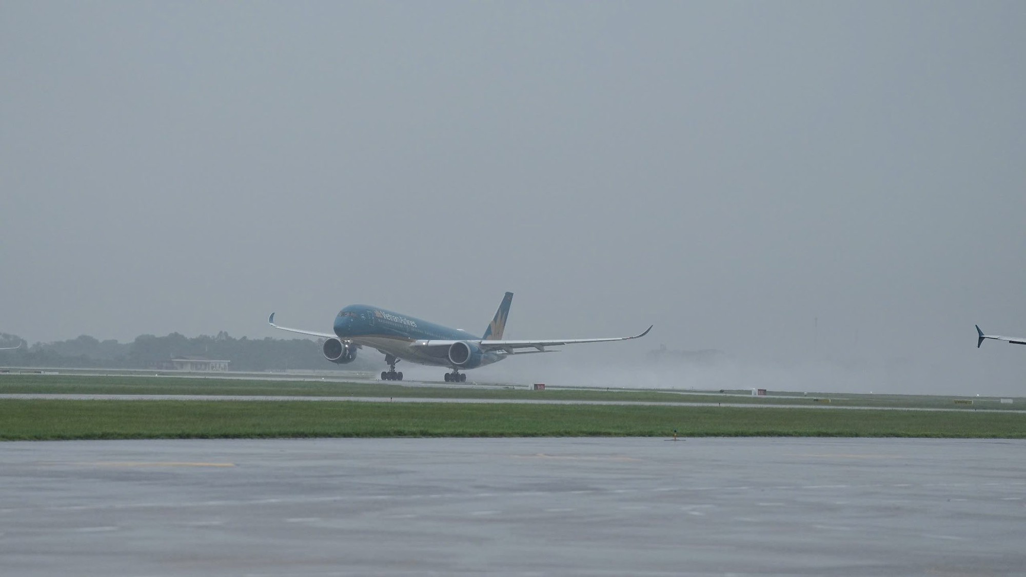 Bão Wipha sẽ ảnh hưởng đến vùng thông báo bay Hà Nội từ lúc nào?- Ảnh 2.