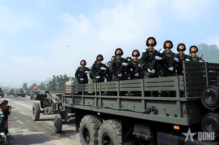 Báo Bỉ: Vũ khí "Made in Vietnam" thành tâm điểm giữa đội hình diễu binh hoành tráng của 15.000 quân nhân- Ảnh 2. Báo Bỉ: Vũ khí "Made in Vietnam" thành tâm điểm giữa đội hình diễu binh hoành tráng của 15.000 quân nhân- Ảnh 2.