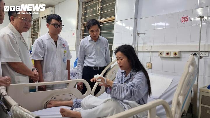 Vụ lật tàu ở Quảng Ninh: Tìm thấy thêm thi thể khi trục vớt tàu; 38 người tử vong- Ảnh 6.