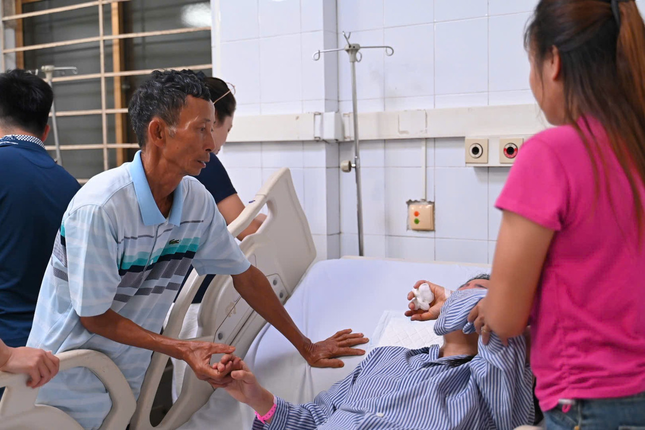 Khoảnh khắc sinh tử trên con tàu bị lật: Bốn người ôm chiếc ghế gỗ nhưng một người kiệt sức đã buông tay- Ảnh 3. Khoảnh khắc sinh tử trên con tàu bị lật: Bốn người ôm chiếc ghế gỗ nhưng một người kiệt sức đã buông tay- Ảnh 3.