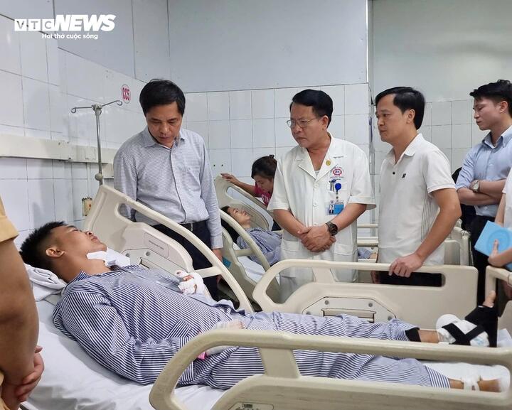 Nạn nhân kể phút sinh tử khi tàu lật trên vịnh Hạ Long, cố lặn vào cứu người nhưng bất thành- Ảnh 1.