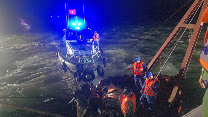 Vụ lật tàu ở Quảng Ninh: Tìm thấy thêm thi thể khi trục vớt tàu; 38 người tử vong- Ảnh 12.