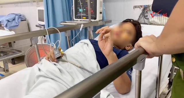 Bé trai 10 tuổi sống sót khi cố gắng thoát ra khỏi thân tàu đắm, chưa xác định được tung tích của bố mẹ- Ảnh 1.