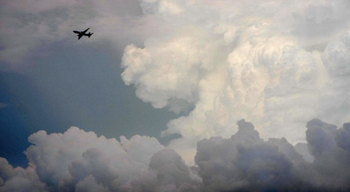 Bão Wipha sẽ ảnh hưởng đến vùng thông báo bay Hà Nội từ lúc nào?- Ảnh 1.