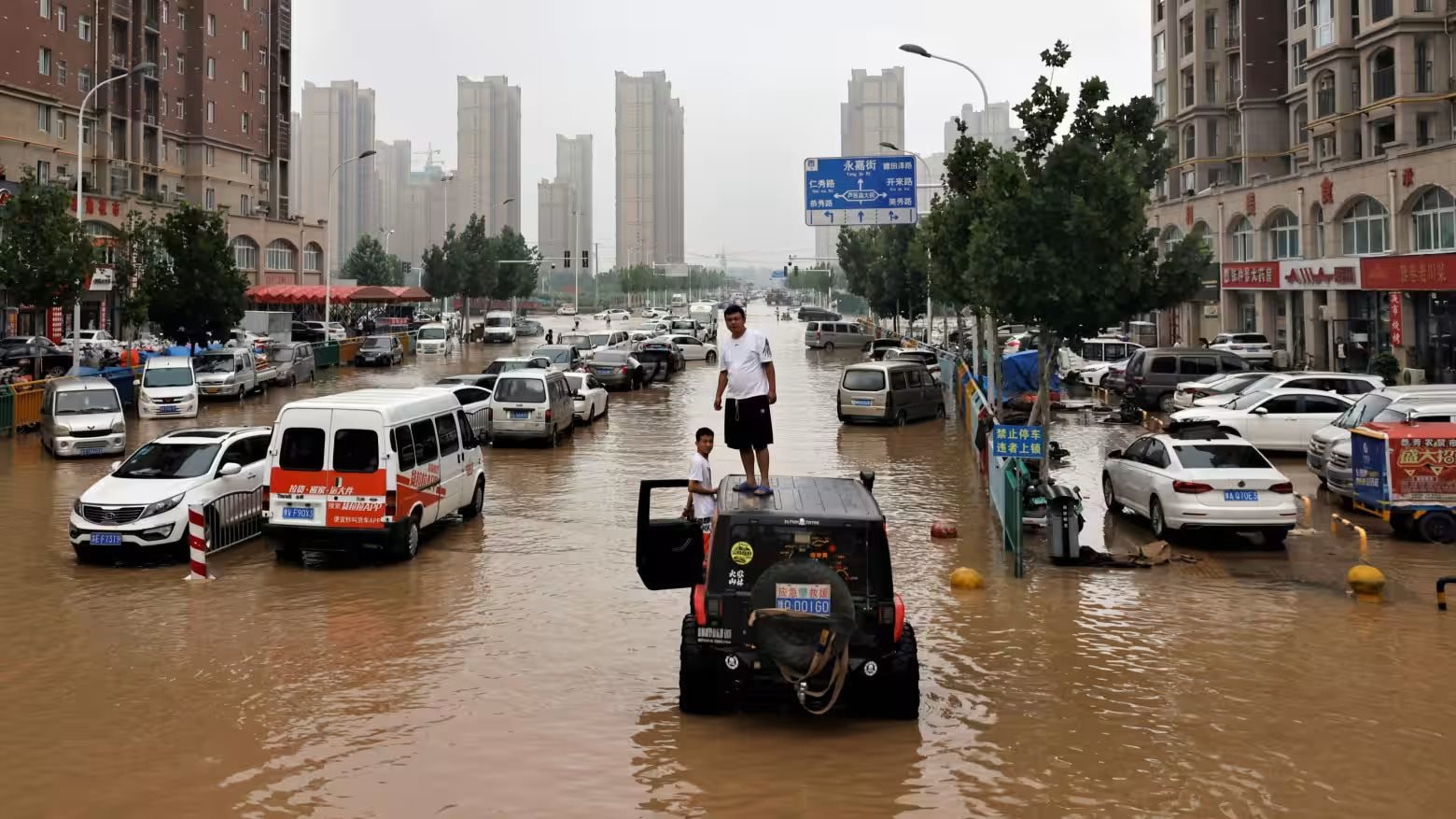 Cả thành phố mất điện vì mưa bão, hàng triệu xe điện sạc kiểu gì: Trung Quốc có lời giải rất hay- Ảnh 1. Cả thành phố mất điện vì mưa bão, hàng triệu xe điện sạc kiểu gì: Trung Quốc có lời giải rất hay- Ảnh 1.