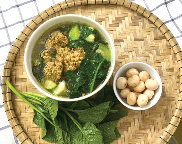 Khách Tây ăn hết sạch 3 bát cơm với toàn món ‘nhà nghèo’ quen thuộc, bán đầy chợ của người Việt- Ảnh 2.